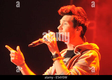 Ostrava, République tchèque. 19 juillet, 2014. Chanteur du groupe britannique Bastille Dan Smith joue lors du festival de musique Colours of Ostrava, à Ostrava, en République tchèque, le 19 juillet 2014. Photo : CTK Jaroslav Ozana/Photo/Alamy Live News Banque D'Images