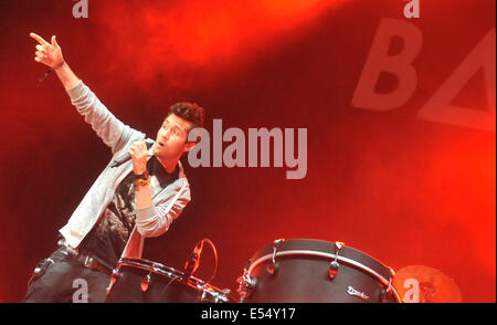 Ostrava, République tchèque. 19 juillet, 2014. Chanteur du groupe britannique Bastille Dan Smith joue lors du festival de musique Colours of Ostrava, à Ostrava, en République tchèque, le 19 juillet 2014. Photo : CTK Jaroslav Ozana/Photo/Alamy Live News Banque D'Images