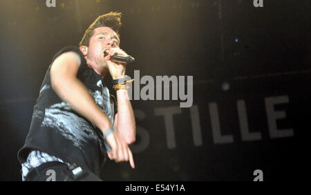 Ostrava, République tchèque. 19 juillet, 2014. Chanteur du groupe britannique Bastille Dan Smith joue lors du festival de musique Colours of Ostrava, à Ostrava, en République tchèque, le 19 juillet 2014. Photo : CTK Jaroslav Ozana/Photo/Alamy Live News Banque D'Images