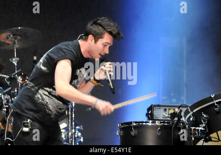 Ostrava, République tchèque. 19 juillet, 2014. Chanteur du groupe britannique Bastille Dan Smith joue lors du festival de musique Colours of Ostrava, à Ostrava, en République tchèque, le 19 juillet 2014. Photo : CTK Jaroslav Ozana/Photo/Alamy Live News Banque D'Images