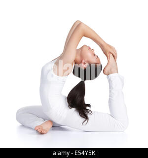 Adolescent asiatique des femmes faisant du yoga against white background Banque D'Images