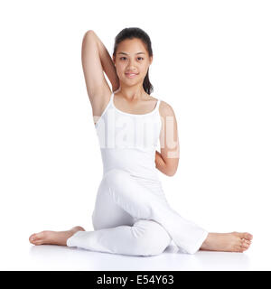 Adolescent asiatique des femmes faisant du yoga against white background Banque D'Images