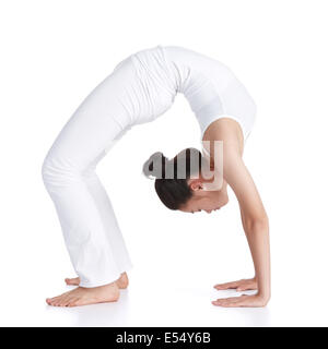 Adolescent asiatique femme l'exercice de yoga against white background Banque D'Images