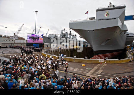 Le Royal British Navy Band effectue au cours de la cérémonie de baptême du HMS Queen Elizabeth, le dernier porte-avions pour la Banque D'Images