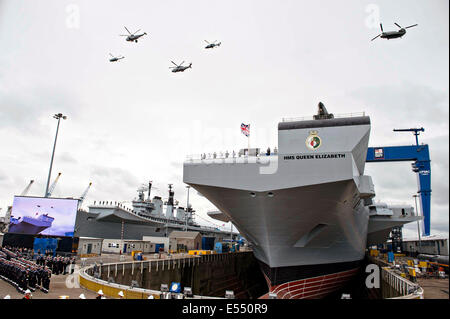 La Royal Air Force effectue un survol de l'HMS Queen Elizabeth, le dernier porte-avions pour la Marine royale, au cours d'une cérémonie de baptême à la Chantier naval de Rosyth, le 4 juillet 2014 à Édimbourg, en Écosse. Le est le premier navire de la reine Elizabeth-classe de porte-avions, le plus grand navire jamais construit pour la Royal Navy, et capable de supporter jusqu'à 40 aéronefs. Banque D'Images