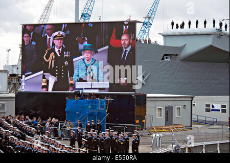 Sa Majesté la Reine Elizabeth parle au cours de la cérémonie de baptême du HMS Queen Elizabeth, le dernier porte-avions pour la Marine royale, au chantier naval de Rosyth, le 4 juillet 2014 à Édimbourg, en Écosse. Le est le premier navire de la reine Elizabeth-classe de porte-avions, le plus grand navire jamais construit pour la Royal Navy, et capable de supporter jusqu'à 40 aéronefs. Banque D'Images