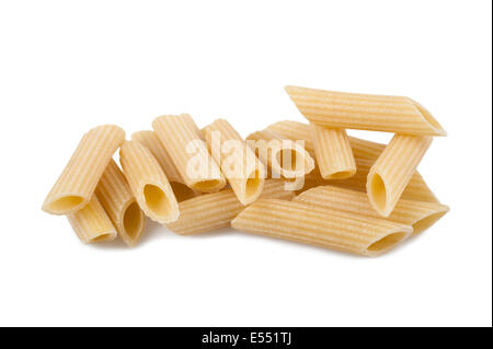 Nouilles italiennes penne isolated on white Banque D'Images