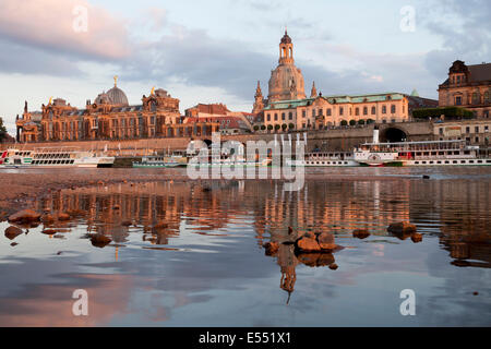 Elbe avec Terrasse de Brühl, Académie des beaux-arts, les navires d'excursion et Frauenkirche à Dresde, Saxe, Allemagne, Europe Banque D'Images