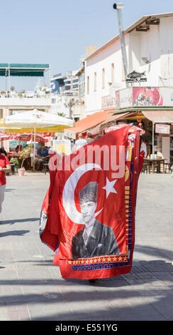 Drapeau turc, rouge avec croissant et l'étoile, avec photo d'Atatürk (premier président de la Turquie) en vente à Kusadasi, Turquie Banque D'Images