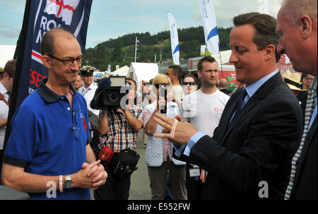 Llanelwydd, Builth Wells, Powys, Wales, UK. 21 juillet, 2014. Le premier ministre David Cameron met sur un Royal British Legion bracelet au Royal Welsh Show à Llanelwydd, Builth Wells, Powys. Credit : Barry Bullough/Alamy Live News Banque D'Images