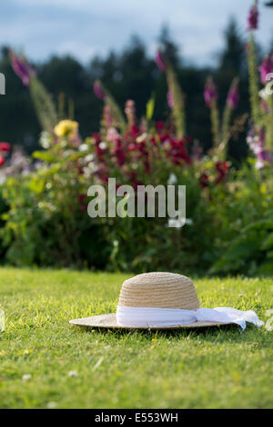 Chapeau de paille sur une pelouse en plein soleil Banque D'Images