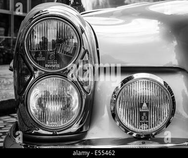 Projecteur de l'exécutif car Mercedes-Benz 200 (W110). Noir et blanc. 27e jour - Berlin Brandebourg Oldtimer Banque D'Images