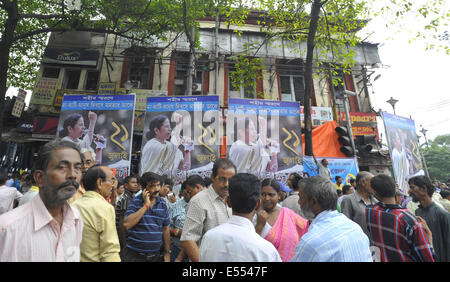 Calcutta, Inde. 21 juillet, 2014. Calcutta, les membres du parti et les partisans de commémorer l'anniversaire de la mort de 13 membres du parti TMC. 21 juillet, 1993. Les supporters affluent à un rassemblement organisé par le Parti du Congrès Trinamool (TMC) à Calcutta, capitale de l'Est de l'état indien du Bengale occidental, le 21 juillet 2014. Les membres du parti et les partisans de commémorer l'anniversaire de la mort de 13 membres du parti TMC, qui sont morts dans un tir de la police le 21 juillet 1993. Credit : Tumpa Mondal/Xinhua/Alamy Live News Banque D'Images