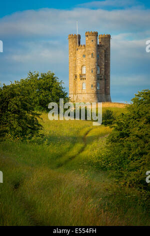 Tôt le matin à Broadway Tower, les Cotswolds, Worcestershire, Angleterre. Banque D'Images