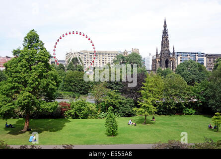 Grande Roue Ferris Festival et Scott monument à East Princes Street Gardens Edinburgh Scotland Banque D'Images