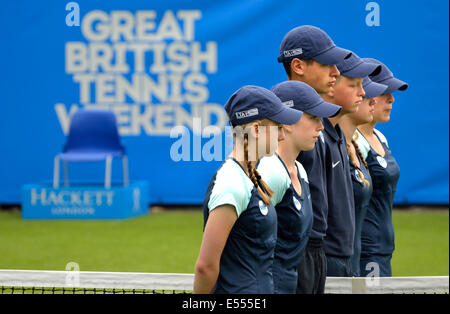 Ball garçons et filles à le net avant un match. Aegon Tennis International, Eastbourne, 2014 Banque D'Images