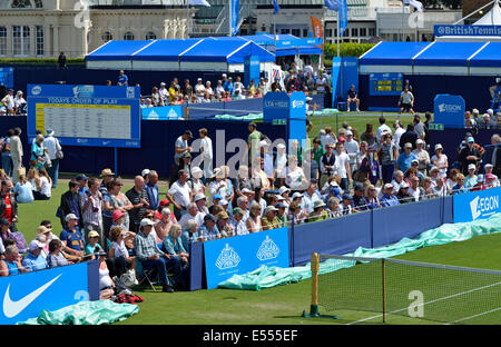 Aegon Tennis International, Eastbourne. Les spectateurs à l'extérieur tribunaux Banque D'Images