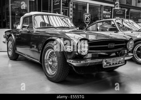 BERLIN, ALLEMAGNE - 17 MAI 2014 : Roadster Triumph TR6. Noir et blanc. 27e jour - Berlin Brandebourg Oldtimer Banque D'Images