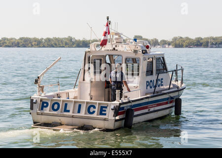 Bateau Marin Police de Toronto avec 2 officiers sur boart. Banque D'Images