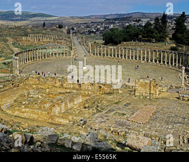 Avis de Cardo Maximus et l'ovale dans l'ancien Forum, Jerash Jerash, Jordanie Banque D'Images