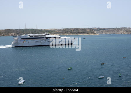 Jean de La Valette Virtu Ferries dans le Grand Port à Malte et en provenance de la Sicile Banque D'Images