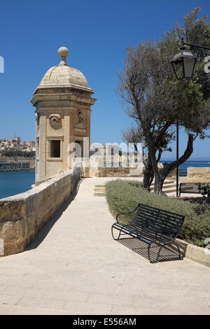 Vedette (guet) dans le havre de jardins à l'extrémité de Senglea Point surplombant le Grand Port de Malte - NB sculpture d 'oeil' Banque D'Images