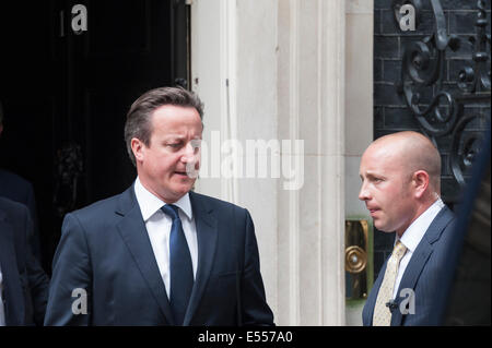 Downing Street, London, UK. 21 juillet 2014. PM David Cameron quitte Downing Street sur sa façon de s'attaquer les maisons des communes. Le premier ministre va faire une déclaration sur le vol MH17 et la crise à Gaza. Banque D'Images