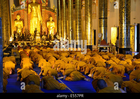 Les moines bouddhistes, Wat Phra Singh, Chiang Mai, Thaïlande Banque D'Images