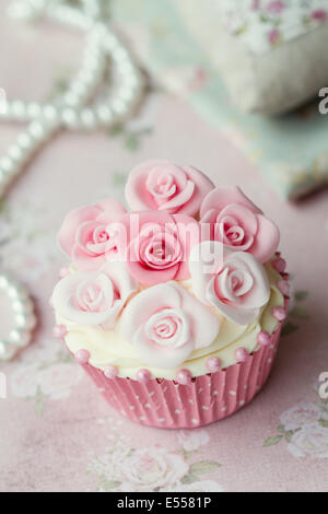 Pâte à sucre Cupcake avec roses Banque D'Images