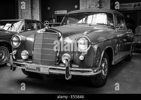 Voiture de luxe pleine grandeur Mercedes-Benz 220S Coupe (W111). Noir et blanc. 27e jour - Berlin Brandebourg Oldtimer Banque D'Images