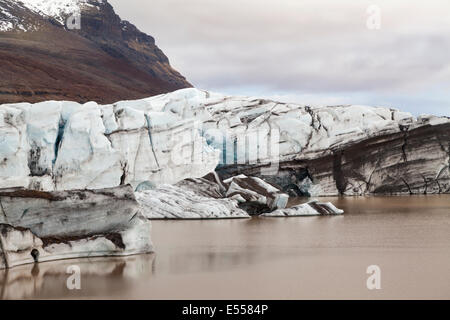 Fjallsárlón lagon près de glacier Jökulsárlón sur la côte sud-est de l'Islande Banque D'Images