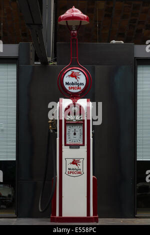 BERLIN, ALLEMAGNE - 17 MAI 2014 : distributeur de carburant Wayne modèle 60 (1935). 27e jour - Berlin Brandebourg Oldtimer Banque D'Images