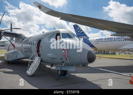 Airbus de transport militaire C295 et A350 Avion de corps extra large, Farnborough International Airshow 2014 Banque D'Images