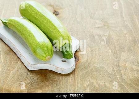 2 courgette verte à bord, de l'alimentation libre Banque D'Images