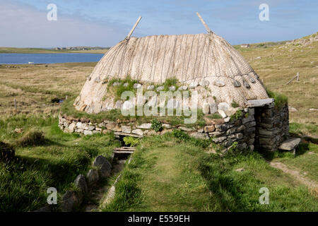 Reconstruit à l'âge de fer Shawbost Moulin vieux norrois et cours d'eau sur la côte ouest de l'île Lewis, Western Isles Hébrides extérieures en Écosse Royaume-Uni Grande-Bretagne Banque D'Images