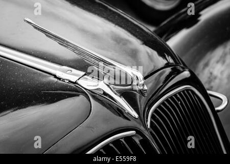 L'enjoliveur de capot de la voiture de luxe de taille intermédiaire Citroen Traction Avant. Noir et blanc. 27e jour - Berlin Brandebourg Oldtimer Banque D'Images