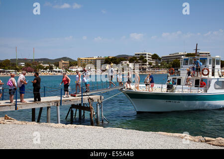 Les vacanciers débarquent Ferry de l'Excursion à Es Canar à Ibiza Banque D'Images