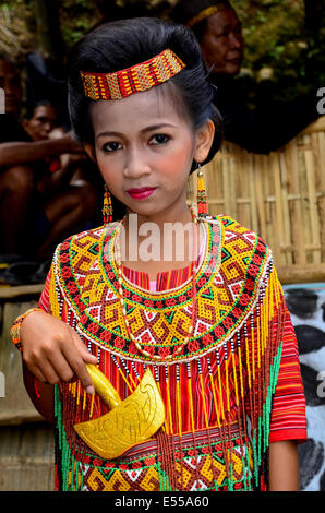 Jeune fille en costume traditionnel Toraja, Rantepao, Tana Toraja, Sulawesi, Indonésie Banque D'Images