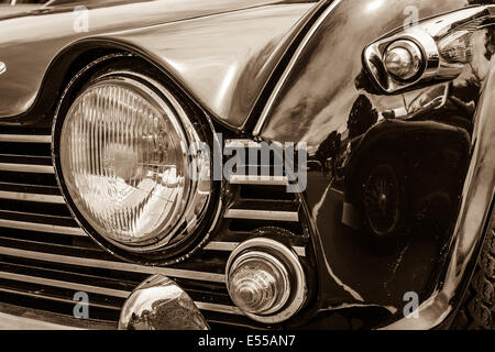 BERLIN, ALLEMAGNE - 17 MAI 2014 : Fragment de la voiture de sport Triumph TR5. Sépia. 27e jour - Berlin Brandebourg Oldtimer Banque D'Images