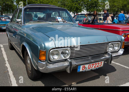 BERLIN, ALLEMAGNE - 17 MAI 2014 : Grande famille car Ford 26M (P7b). 27e jour - Berlin Brandebourg Oldtimer Banque D'Images