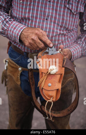 American Cowboy montrant son arme, et l'étui Banque D'Images