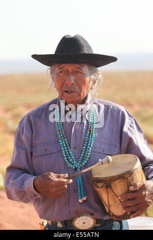 Native American man,, indiens Navajo de Monument Valley, USA, avec tambours et collier Banque D'Images