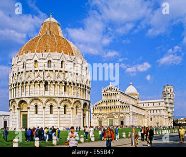 Vue sur la Piazza del Duomo, Baptistère de Pise le montrant la Camposanto monumentale et la Tour de Pise, Pise, Italie Banque D'Images