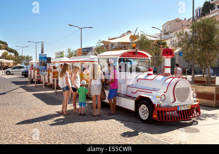 Touristes prenant le train touristique, ville de Carvoeiro, Algarve, Portugal Europe Banque D'Images