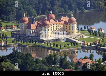 Dresde, Allemagne. 19 juillet, 2014. Vue aérienne du Château de Moritzburg à Moritzburg près de Dresde, Allemagne, 19 juillet 2014. L'ancien pavillon de chasse de la maison de Wettin fut remaniée en tant que pays siège par électeur Auguste II le Fort. Photo : Matthias Hiekel/ZB/dpa/Alamy Live News Banque D'Images