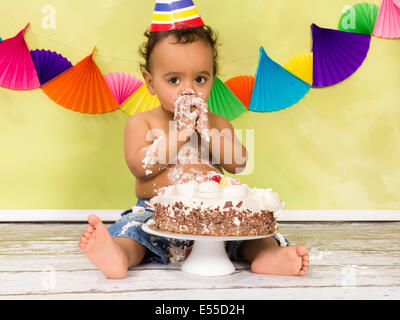 Adorable bébé africain lors d'un smash de gâteau sur son premier anniversaire Banque D'Images