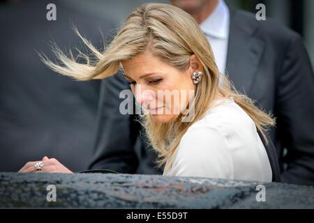 Nieuwegein, aux Pays-Bas. 21 juillet, 2014. Reine néerlandaise maxima des Pays-Bas après avoir rencontré les parents des victimes du vol Malaysia Airlines MH17 à Nieuwegein, aux Pays-Bas, le 21 juillet 2014. Le Roi et la Reine ont rencontré certains des 193 ressortissants néerlandais qui ont été victimes de vol Malaysian Airlines MH17. L'aéronef était en voyage d'Amsterdam à Kuala Lumpur lorsqu'il s'est écrasé tuant les 298 à bord dont 80 enfants. Photo : Patrick van Katwijk /afp -AUCUN SERVICE DE FIL-/dpa/Alamy Live News Banque D'Images