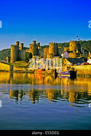 Vue sur le Château de Conwy sur la rivière Conwy, Pays de Galles, Royaume-Uni Banque D'Images