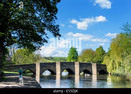 La catégorie que j'ai énuméré cinq-arquée pont sur la rivière Wye à Bakewell, Derbyshire. Banque D'Images