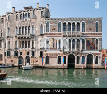 Hotel Palazzo Barbarigo décorée de beaux mosiacs vu du Grand Canal Venise Italie au début du matin HÔTEL PAL Banque D'Images